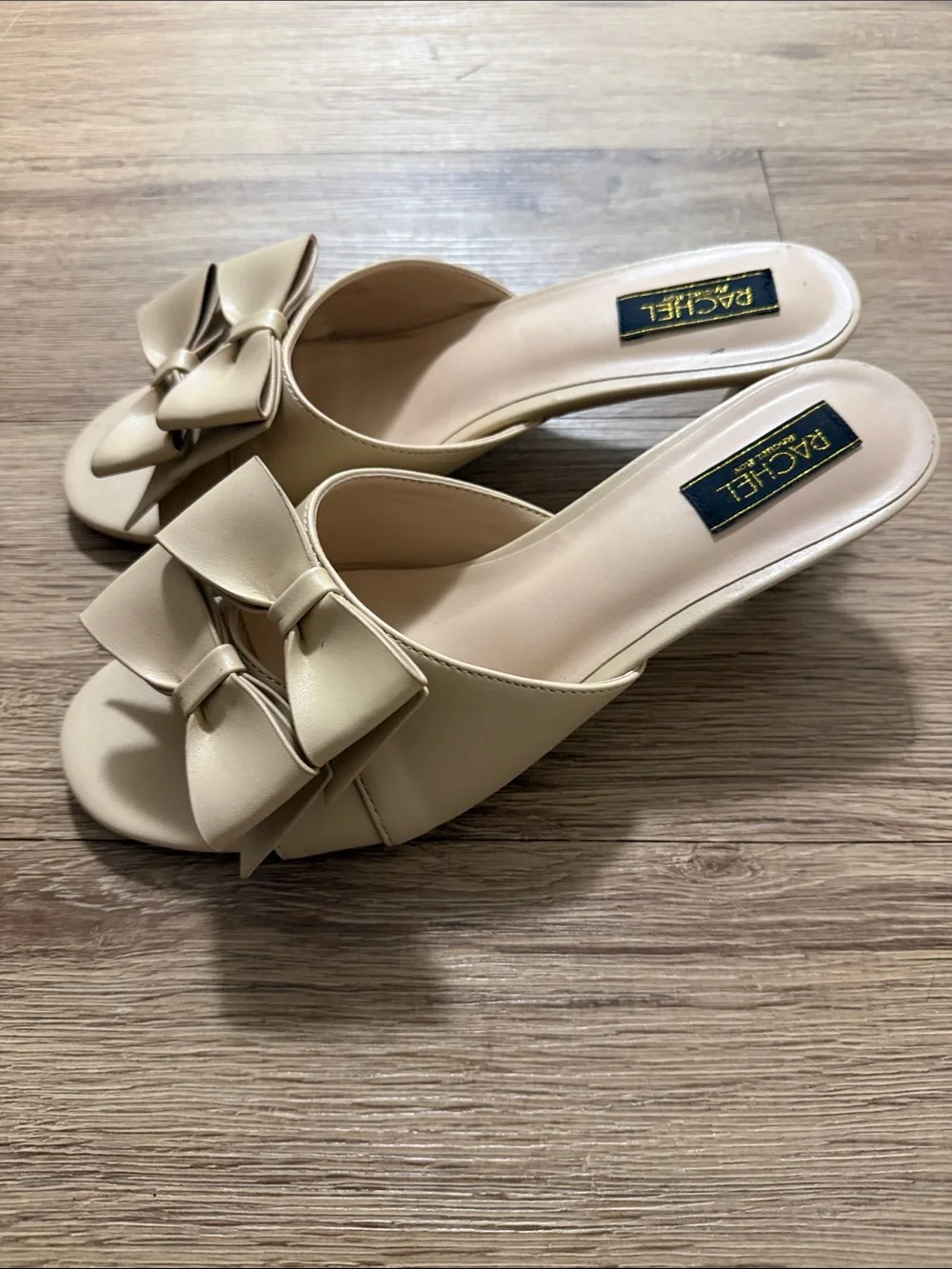 Rachel by Rachel Roy Cream Bow Pumps size 8